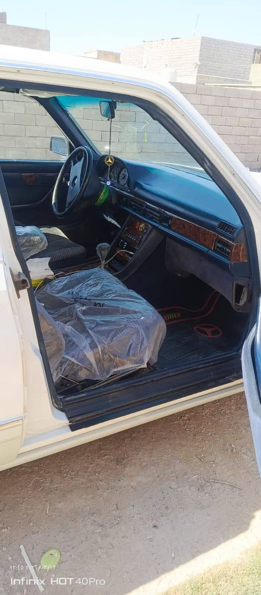 *للبيع مرسيدس 300 رئاسي*

*المواصفات:*
- موديل: 1988
- رقم: بغداد انكليزي 
- مشروع وطني
- سنوية لل 2027
- شرط تتكاتب مع المالك الشرعي
- كير، محرك البلاديات ، سبير كهربائيات، دواخل: شرط شركة
- تخم تاير جديد
- حدادية نظيفة مع دبلات وباقي ما يتعلق بالحدادية الامامي والخلفي جبتهن بالجنطه الشراي اذا يريد يشدهن 
- سنتر لك
- صبغ مكانات ابيع مصبوغة مكفوله من الضربة القوية والعيب الشرعي 
- السيارة تعجب الشراي
- كتلوكات السيارة موجودة
- اريل × 2 كهربائي على السويج 

*المكان:* واسط، صويرة

*السعر:* 65 وبيها مجال

*للاستفسار:* ***********
