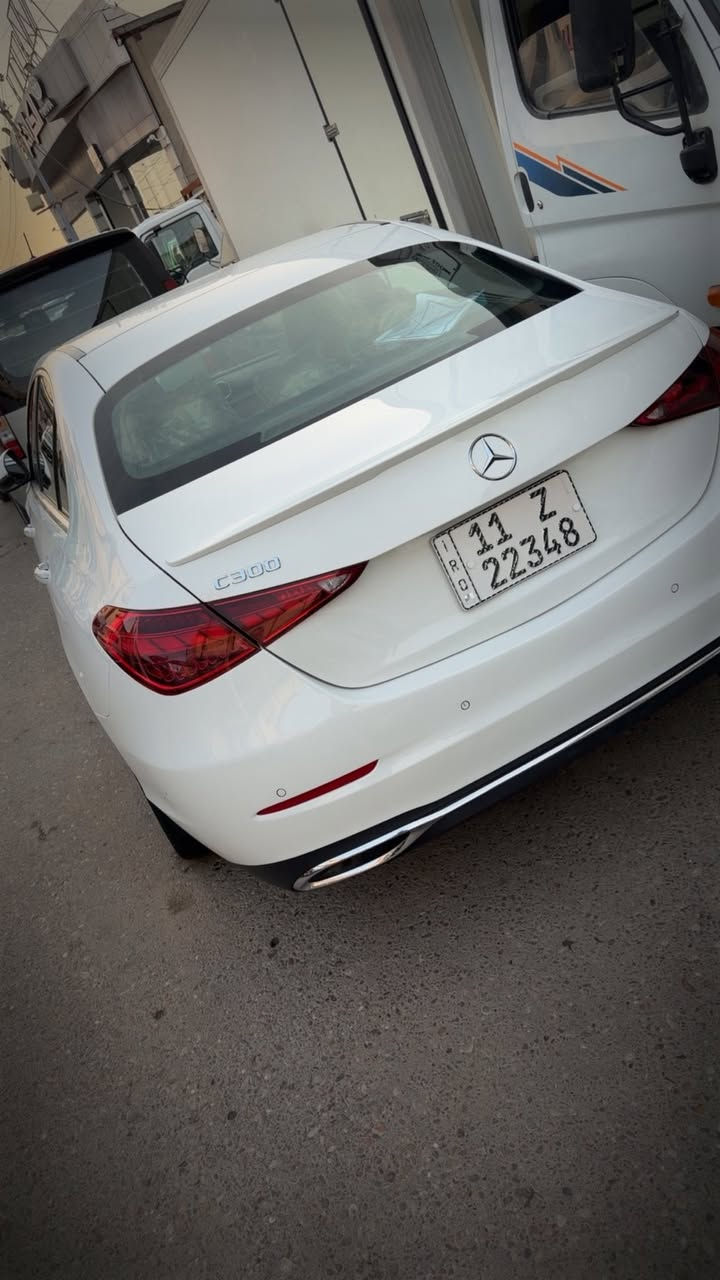 السلام عليكم
مارسدس 2024 
ماشي ١٦km
فول مواصفات
C300
فتحه 
كشنات تدفئه تبريد 
صندوق كهرباء 
انارة داخليه 
وباقي المواصفات معروفه السياره فول 
حادثها نص جاملغ خلفي بي صبغ وشوي من صندوق 
السياره بدون ايرباك 
السياره جاهزه ومرقمه بغداد ب اسمي 
للاستفسار الاتصال ***********
مكان السياره بغداد
