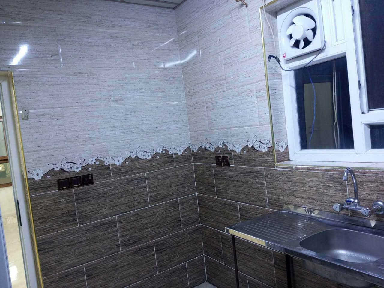 مشتمل للايجار طابق ثاني حي الواسطي خلف صيدلية الهدى غرفة نوم استقبال مطبخ صحيات سعر٢٠٠ للاسف أكثر ***********
