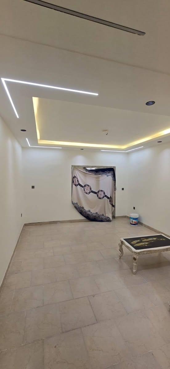 شقه للبيع مجمع ام العصافير الشقق الجدد
طابق وسط ديلوكس فئةA شقه جدا نضيفه
تنباع معه الكفيل مساحه ١٤٥متر مقدمتها ٢٧
مطلوبه ٥٠للسكان كل شهر سدد ٢٠٧الف الشقه جاهزه للسكن موقعها كلش حلو قريبه للشارع العام وقريبه عل سواق ***********
