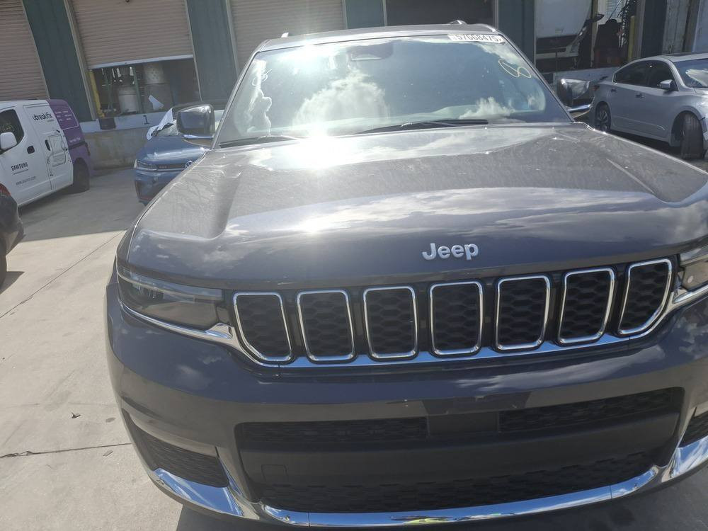 جيب جراند شيروكي لمتد 2024
2024 ( Jeep Grand Cherokee L
لون (گري)  مميز بدون  رقم 
دخول جديد  تحويل مباشر

المواصفات (لمتد): 
دفع رباعي 4x4 مع نظام أوف رود متقدم
حجم المحرك    V6   3.6L
مااشيه 9000  
مفتاح التشغيل بصمة 
تشغيل عن بعد 
أوضاع قيادة متعددة 
(رمال / ثلج  / اقتصادي / رياضي)
تعليق هوائي (رفع وخفض السيارة حسب الطريق)
بانوراما + فتحة سقف ثنائية 
شاشة وسطية كبيرة تعمل باللمس
نظام ملاحة + خرائط
عدادات ديجيتال بالكامل
تشغيل بصمة + دخول وتشغيل ذكي
كشنات جلد فاخر
اريل نفكيتر  -رادار  -مانع تصادم-تحديد المسار
حساسات أمامية - حساسات خلفية 
لايت زينون + LED  كشافات - بك لايت LED 
ويل كب 20
كشنات كهرباء متعددة الوضعيات
كشنات تدفئة وتبريد أمامية وخلفية
ذاكرة مقاعد (Memory)
تبريد وتدفئة مقود (ستيرن)
صندوق خلفي كهرباء فتح وغلق
حساسات أمامي وخلفي
كاميرا خلفية + كاميرات محيطية 360
مثبت سرعة متكيف.

حساسات ضغط الاطارات 
اشارة في المرايا الجانبية 
المرايا قابلة للطي كهرباء 
النقطة العمياء
شاشة Apple Car play -كاميرا دوارة 
شفتات مقود -مثبت السرعة Cruise 
المودات والاوامر الصوتية -فحص نظام السيارة 
تتسع المقصورة ل 7 راكب
نظام تحذير الاصطدام الأمامي
مساعد البقاء على المسار
مراقبة النقطة العمياء
فرامل طوارئ تلقائية
مكيف أوتوماتيك ثنائي 
أو ثلاثي المناطق
نظام صوت فاخر
إضاءة داخلية محيطية LED
جنوط اللمتد الأصلية
عزل قوي وراحة عالية على الطريق
الحالة: باب خلف السائق، تبديل بنفس اللون


**إذا كنت صاحب هذا الإعلان وتريد حذفه لأي سبب، رجاءا أرسل رسالة إلى الدعم الفني**