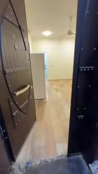 للإيجار شقة أرضية واسعة تتكون من غرفتين كبار + هول + صالة + خدمات  الم...