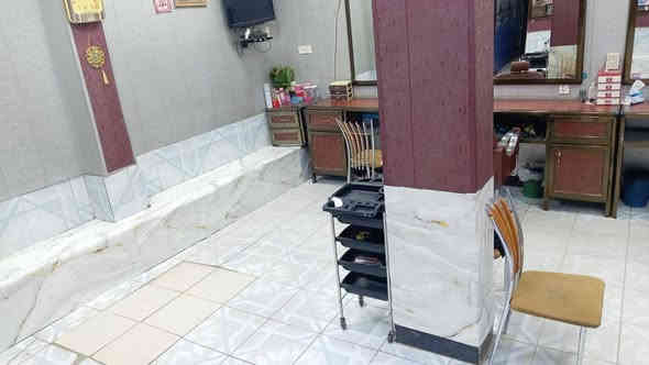 سلام عليكم صالون للبيع كامل تجهيزات صارله اكثر من ٣٠ سنة معروف ع مستوى بالمنطقة سمعة وشغل خير من الله السعر ١٢ مليون وبي مجال المكان بغداد كماليه شارع المصرف صالون فرجينيه ام حسنين ***********
