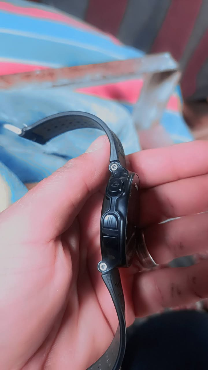 ساعة Garmin Forerunner 235 من أشهر الساعات المخصصة للجري، وتتميز بتوازن جيد بين الوزن الخفيف والميزات الرياضية المتقدمة. إليك مواصفاتها التفصيلية:
￼CNET +1
المواصفات العامة والتصميم
الأبعاد: 45 × 45 × 11.7 ملم.
الوزن: خفيفة جداً بوزن 42 جرام فقط، مما يجعلها مريحة للجري الطويل.
الشاشة: ملونة بقطر 1.23 بوصة (31.1 ملم) وبدقة 215 × 180 بكسل.
المواد: العدسة من زجاج مقوى كيميائياً، والإطار والهيكل من البوليمر المقوى بالألياف، مع حزام من السيليكون.
مقاومة الماء: تصنيف 5 ATM (تتحمل الضغط حتى عمق 50 متراً)، وهي مناسبة للسباحة والاستحمام.
￼Garmin Malaysia +4
عمر البطارية
وضع الساعة الذكية: يصل إلى 9 أيام (مع تتبع النشاط، الإشعارات، ونبض القلب من المعصم).
وضع التدريب (GPS): يصل إلى 11 ساعة.
وضع (GPS + GLONASS): يصل إلى 9 ساعات.
￼Garmin International +2
المستشعرات والتتبع الرياضي
نبض القلب (Garmin Elevate): مستشعر بصري يقيس نبض القلب من المعصم على مدار الساعة (24/7).
أنظمة تحديد المواقع: تدعم GPS و GLONASS لزيادة دقة تتبع المسافات والسرعة.
تتبع النشاط اليومي: حساب الخطوات، السعرات الحرارية، المسافة، ومراقبة جودة النوم.
ميزات متقدمة للجري: تقدير الحد الأقصى لاستهلاك الأكسجين (VO2 max)، مستشار التعافي، وتوقع زمن السباق.
￼CNET +5
الميزات الذكية والاتصال
الإشعارات: تعرض تنبيهات المكالمات، الرسائل، وتطبيقات التواصل الاجتماعي عند ربطها بالهاتف.
Connect IQ: تتيح تحميل واجهات ساعة إضافية، وتطبيقات، وحقول بيانات مخصصة.
التحكم بالموسيقى: تتيح التحكم في الموسيقى المشغلة على هاتفك الذكي.
التوافق: تعمل مع هواتف iPhone و Android عبر تطبيق
القطعه الجديد سعره 110 مع التوصيل


**إذا كنت صاحب هذا الإعلان وتريد حذفه لأي سبب، رجاءا أرسل رسالة إلى الدعم الفني**