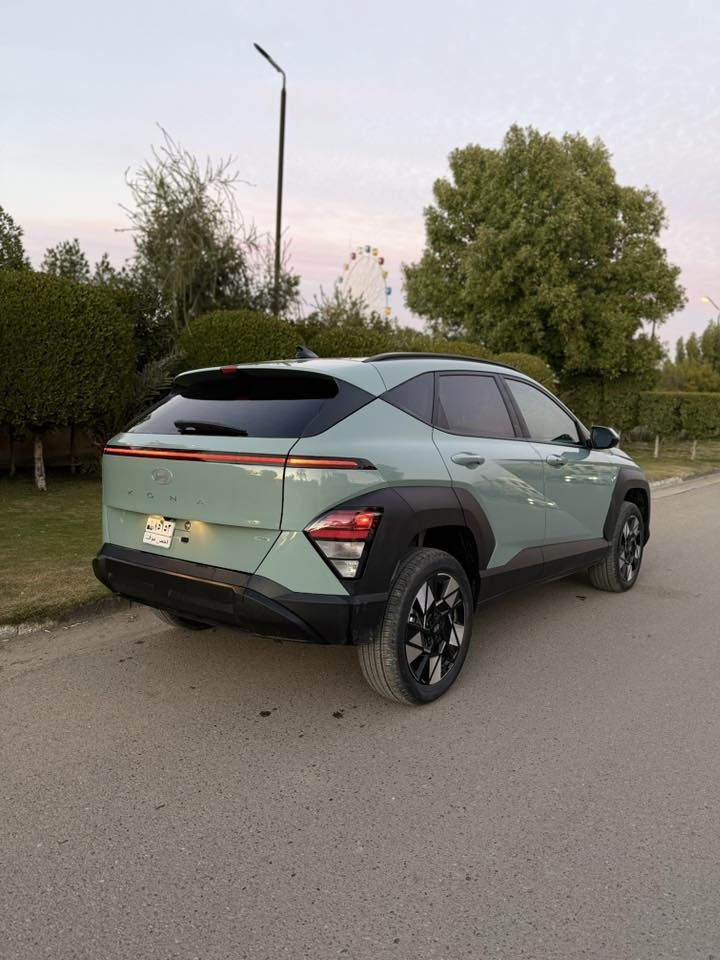 📌 للبيع: كونا 2025 فئة S.E.L – وارد أمريكيو

🚗 الموديل والمواصفات:
• Ford Kono 2025 فئة S.E.L
• محرك 4 سلندر 2.0 لتر
• وارد أمريكا (American Import)

🎨 اللون الخارجي:
• Pistachio Green (أخضر فستقي / Pistachio Green Metallic) — لون جذاب ونادر يعطي مظهر راقي ومميز.  

🛣️ الممشى:
• ممشى شبه زيرو — فقط 1000 كم!
(سيارة كأنها جديدة تقريبًا)

⚠️ الحالة الفنية والأضرار:
• بدون شواصي (بدون رسوم تصادم ضخمة)
• بدون لغد ما الحادث
• فقط تبديل بنيد وتكحيل جوملغ الأمامي فقط
• الدعامية من غير مبدلة
• الأيرباك سليم بالكامل

مكاني حي الجامعة السعر 163 وبيها مجال 
***********
