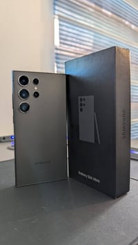 S24 الترا • ٢٥٦ • تيتانيوم بلاك