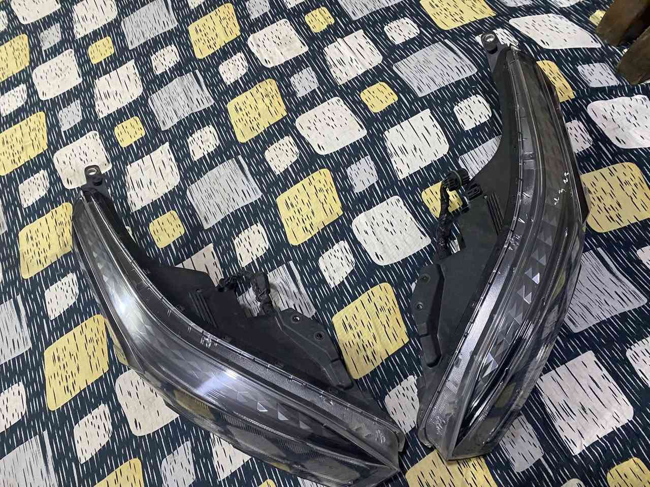 السلام عليكم شباب لايتات كيا فورتي مال جيتي فول  ابو لد 3 عدسات أصليات تفصيخ 24 شغالات جاهزات بدون اي تحوير جيب وشد بدون كسر او ضرر مع فيش سعر 600 الف الرقم ***********
