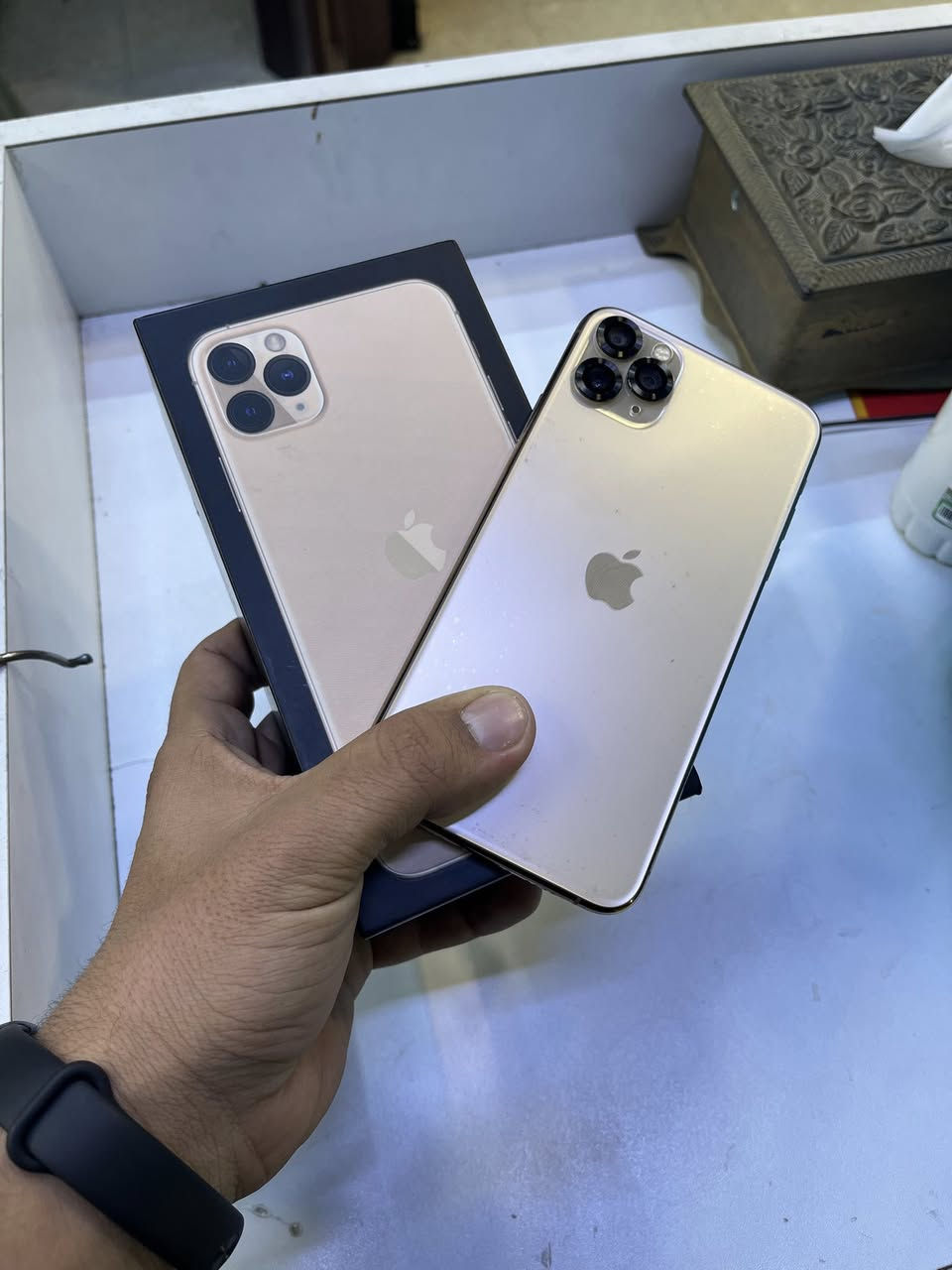 ايفون 11 برو ماكس ذهبي
شرق اوسط كارتونته الاصليه وياه جهاز نضيف كلشي شغال مستبدل بطارية فقط نسبة ١٠٠ 
استبدلته ب ٧٥ .. السعر 330 
العنوان بغداد الدورة 
واتساب ***********
