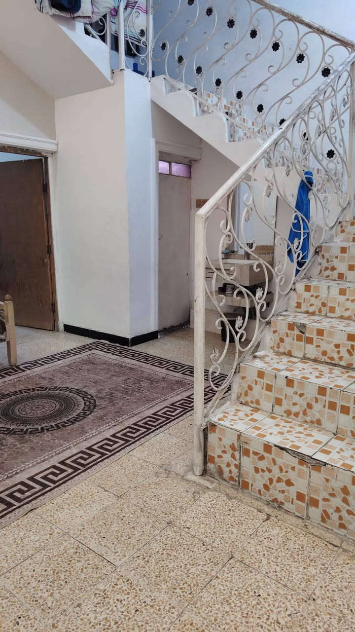 بيت للبيع مساحه ١٠٠متر طابقين مكانه شعله دوانم قريب عل شارع ٥كيلو للاستفسار ***********
