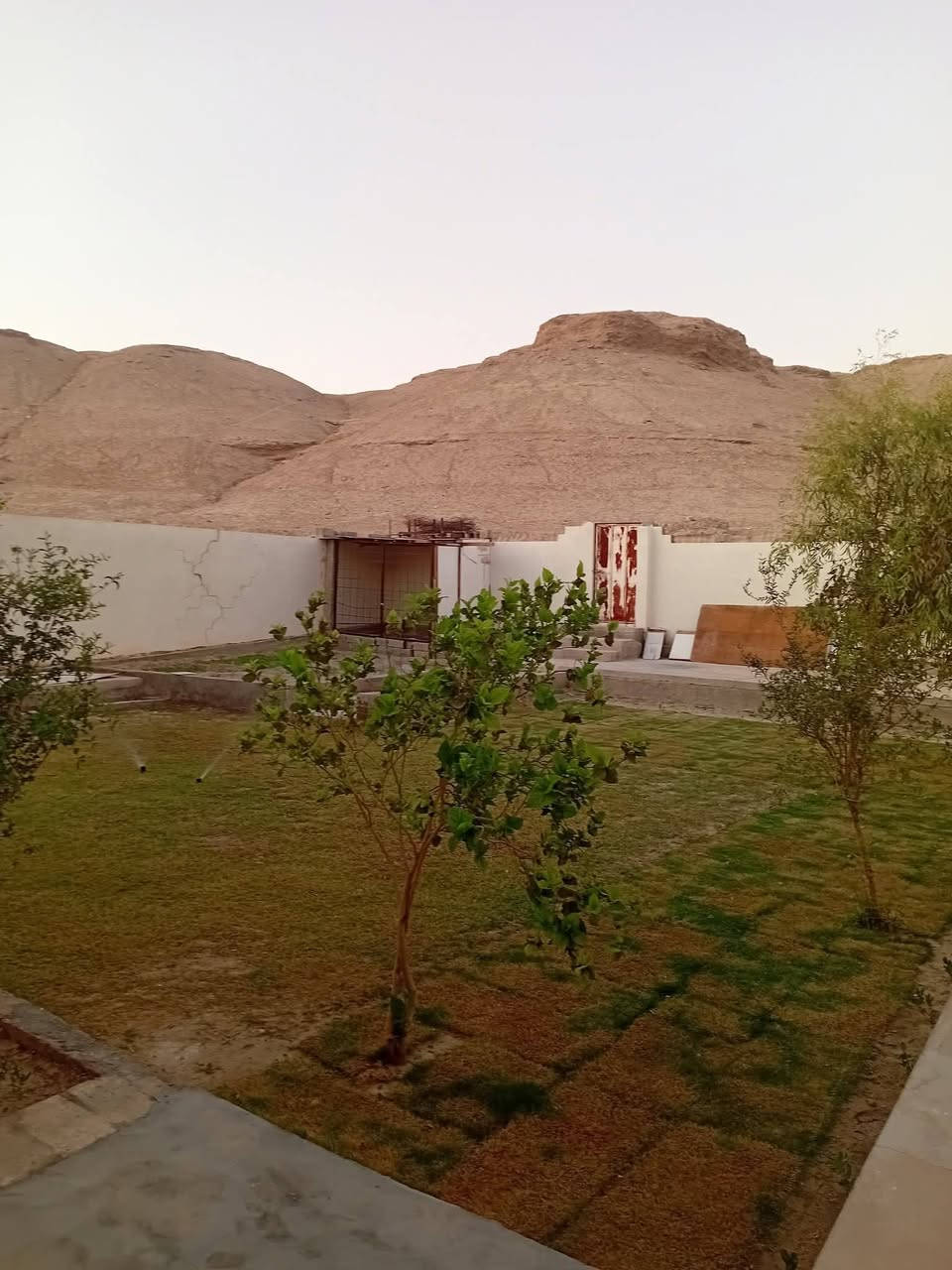 بيت للبيع ٦٢٠  متر طابو صرف طابقين ٤ غرف على شارعين الشارع الخلفي ١٥ مترحولي والشارع الأمامي ١٠ متر الحبانيه منطقة البحيره قرب مدرسه اشور *********** ليتصل يكول من طرف ام علي امانه الله
