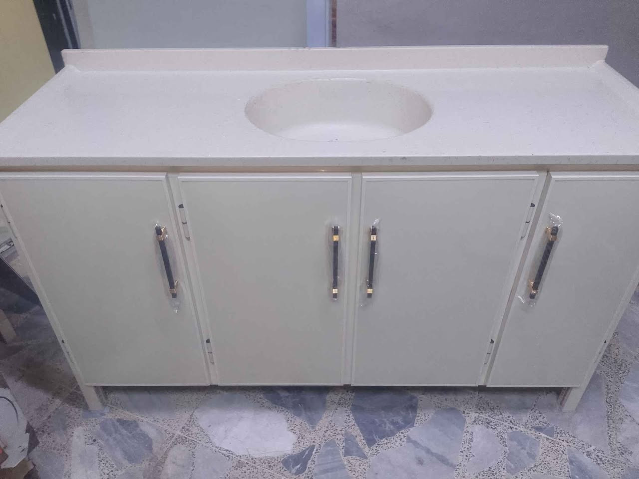 سنك مترونص جديد مبطن سعر 195 جديد مرمر مقوى بجسور تحت الارضيه والرف مغلف بلاستيك من الداخل ضد الماء توصيل موجود جميع مناطق البصره حجز وتساب *********** مكان للصواني البصرة, العراق
