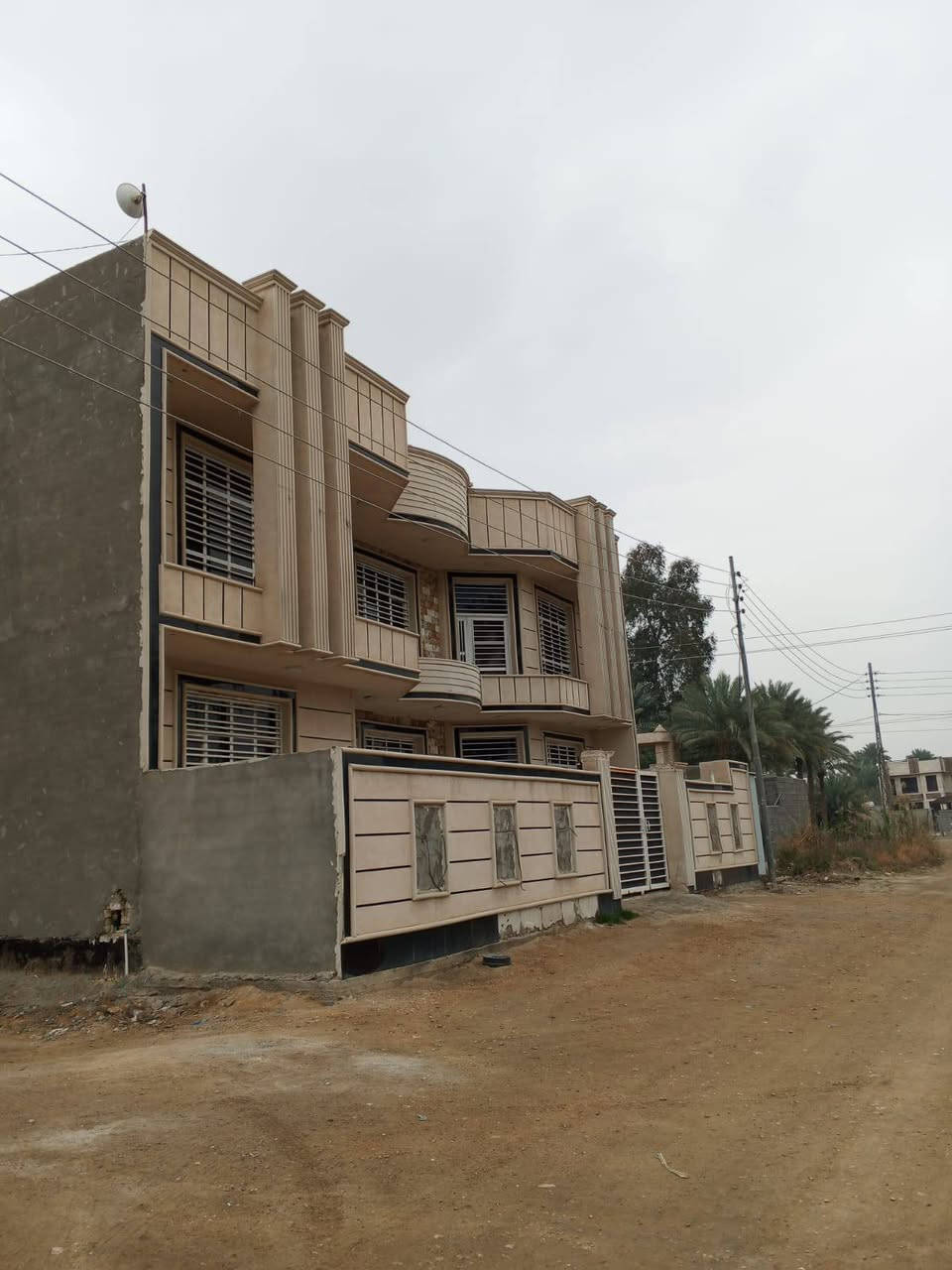 مرحبا البيت لبيع مساحه 200 الموقع بكرلي الرابعه مقابل 
بيت القاضي حسن الحميري 
بناء حديث طابقين 3غرف نوم 
البيت جاهز ثاني بيت عن الشارع العام 
طابو زراعي 
***********
