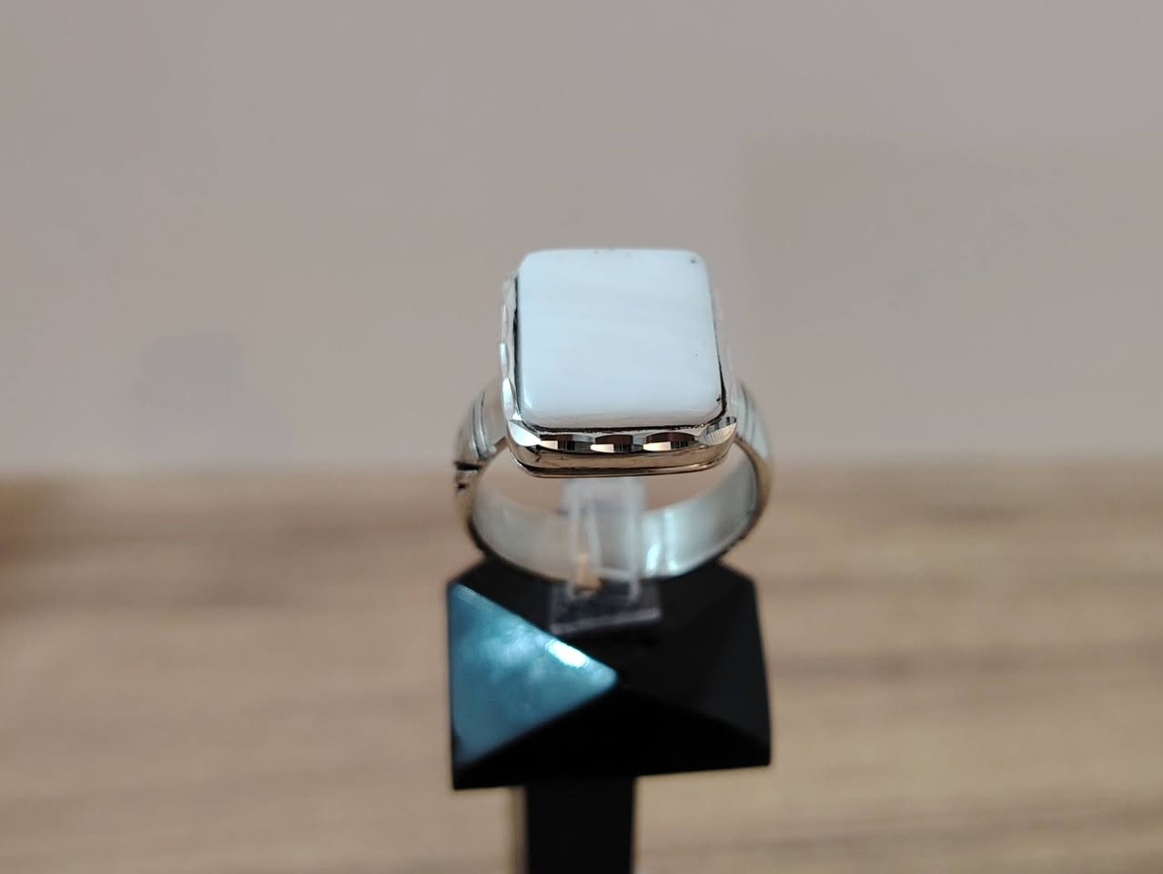 خاتم من حجر العطف الطبيعي البحري
صياغه ثقيلة وجميلة فضه عيار ٩٢٥
يوجد توصيل إلى جميع المحافظات
التواصل ع الخاص او ع الواتساب ***********
