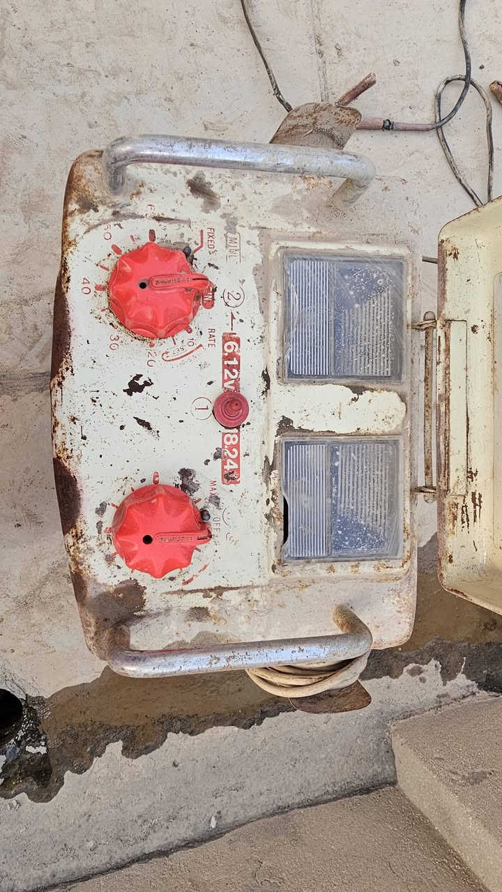 اخوان سلام عليكم شاحن بطاريات صنع ياباني شغاله تشحن ٦ فولت و١٢ فولت و٢٤ فولت سعر ٣٠٠  الاتصال ***********
