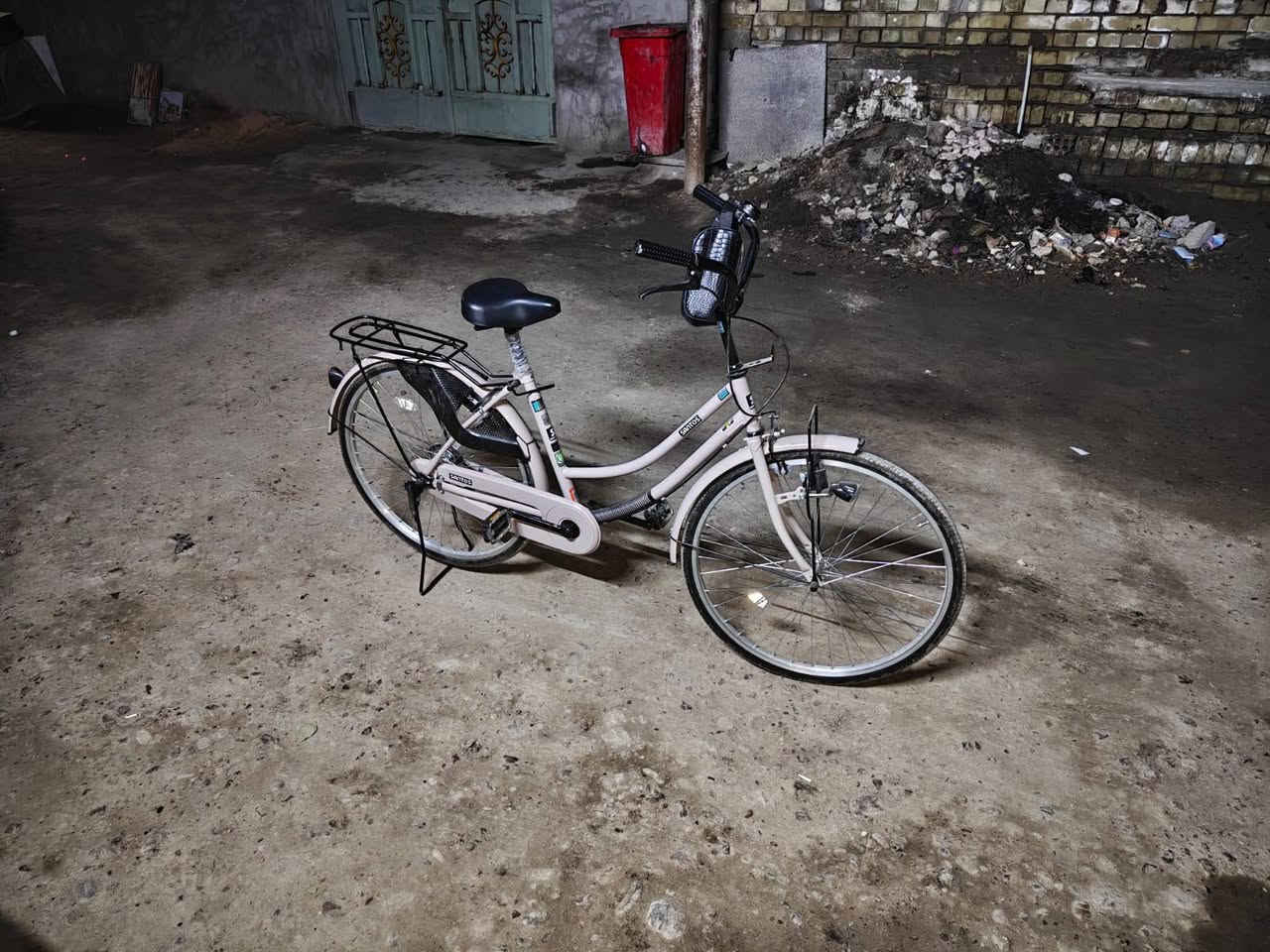 سلام عليكم
بيسكل بناتي فحل 
بسكل زغل ما بي 
موديل 2023 ما ماشي زيرو 
سعر 110 وبي مجال بسيط 
 رقم ***********
