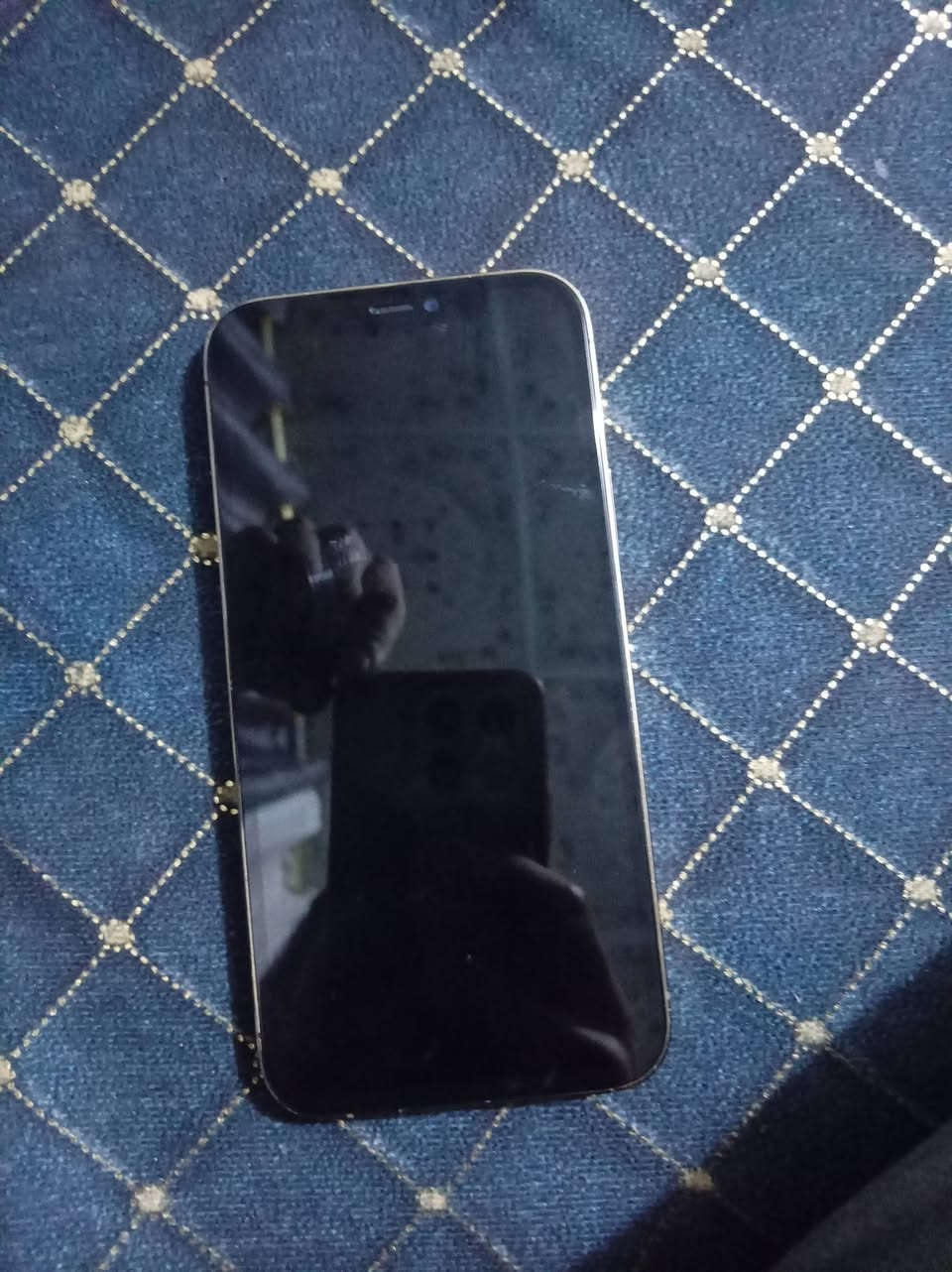 12 برو للبيع الجهاز نضيف ومابي شي بس يرست
***********
