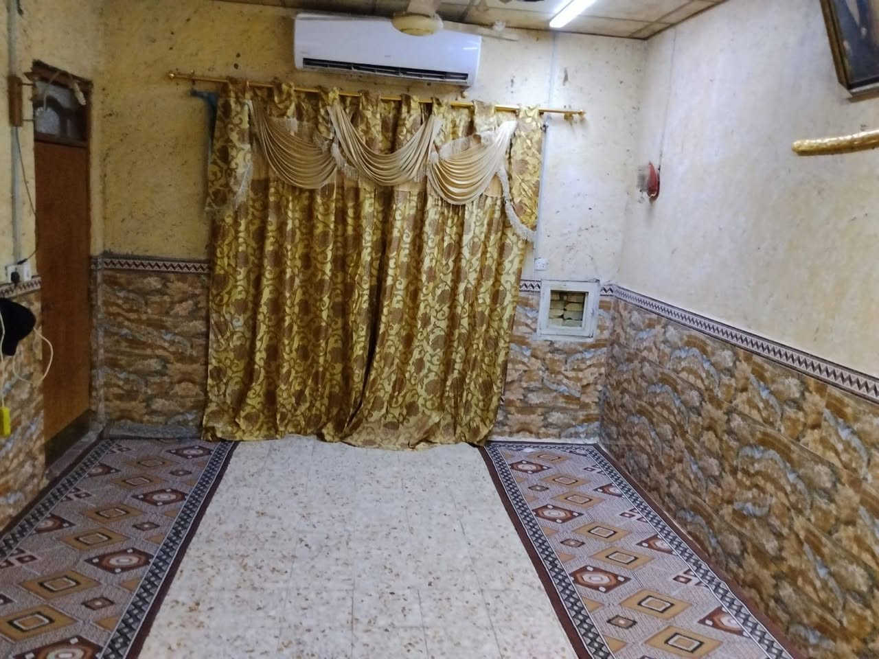 سلام عليكم بيت 200 متر طابق واحد طابو عنوان البيت دبيسات امام مستشفى الحكيم يفرق شارع واحد عله المستشفى عنوان البيت حلو كلشي يمك رقمي ***********
