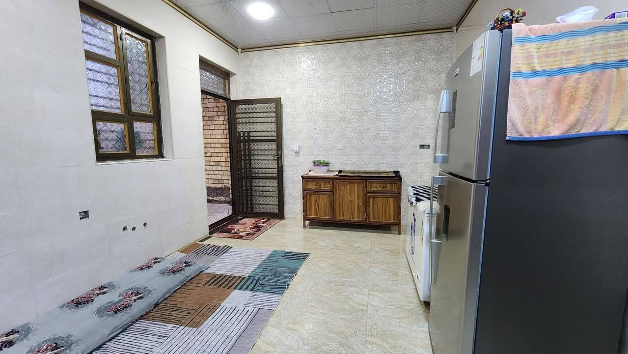 🏡 بيت للبيع في نزلة الشراع جهة اليمين
✨ بناء حديث سنة 2023 (طابوق)
📍توزيع ال14 الف 
📐 المساحة: 200 متر
🛣️ شارع: 10 متر
💰 السعر:  97 مليون 
🔹 يتكون من:
غرفتين نوم
صالة
استقبال
مطبخ حار وبارد
صحيات داخلية وخارجية
مناور
📞 للاستفسار:

***********
