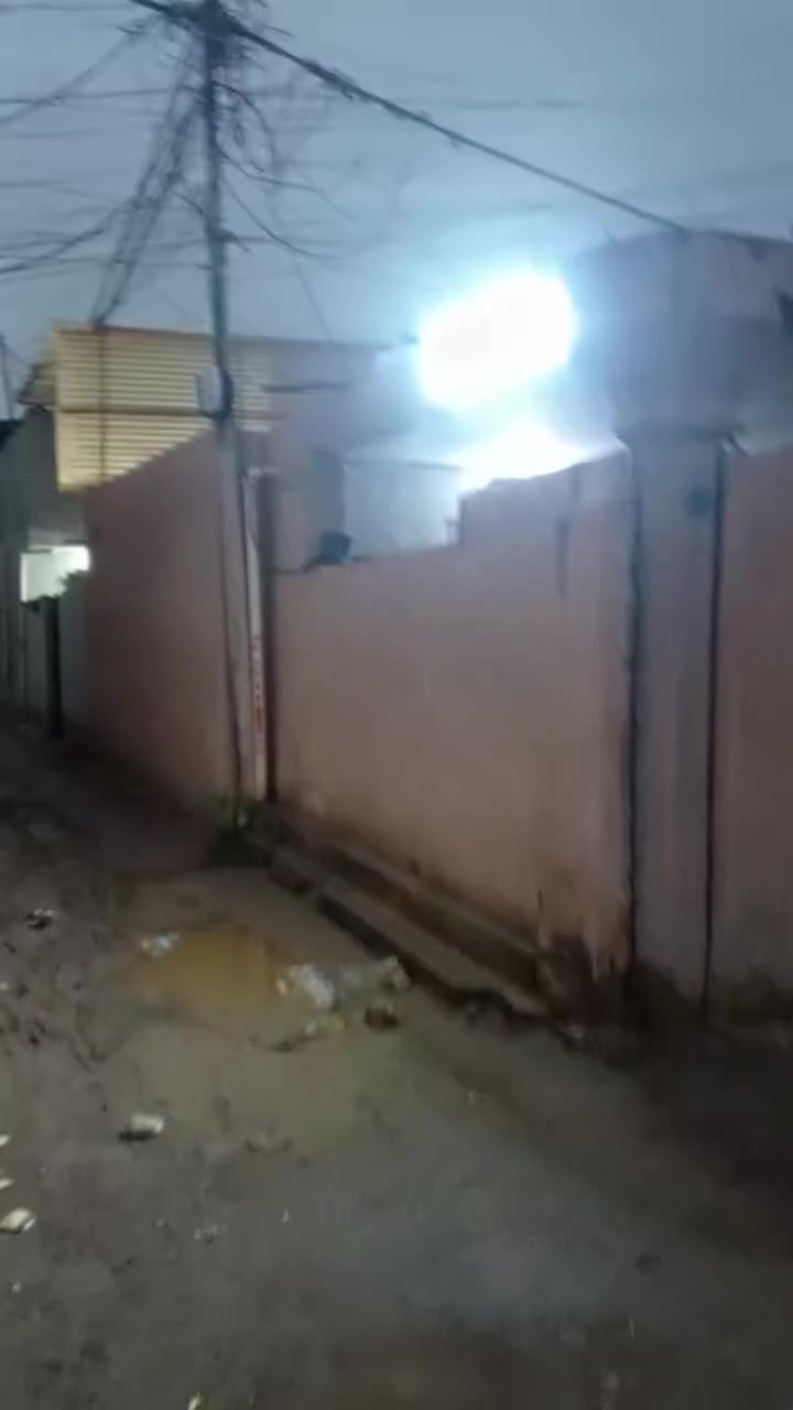 دار للبيع طابو زراعي سند 25 مساحه 100متر مربع واجهه 10مترونزال 10مترعلى شارع العام تبليط يحتوي على غرفه وصاله ومطبخ وحمامات ومنور وكراج ركن الدار العنوان بغداد الكرخ منطقة الدوانم نهاية شرطه الخامسه قرب البياع والسيديه استفسار اتصل على الرقم ***********بي واتساب السعر 45 مليون وبي مجال للشراي.
