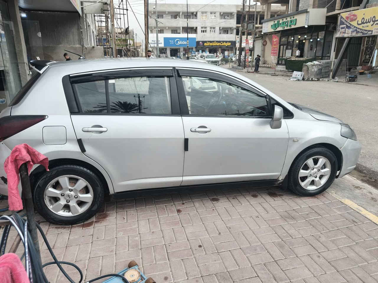 سلام عليكم نيسان فيرسا  محرك ٢٠٠٠للبيع جديد قبل سبوعين شديته موديل 2009 سياره بصمه محرك وگير شرط تبريد ثلج صدرها60%100 بيها قطعتين ومرشوشه حزام السياره بسمي بغداد مشروع وطني مكان السياره صلاح الدين تكريت بيع اومراوس السياره فول حته اشاير بل مري 
***********
السعر 73 وبيها مجال
