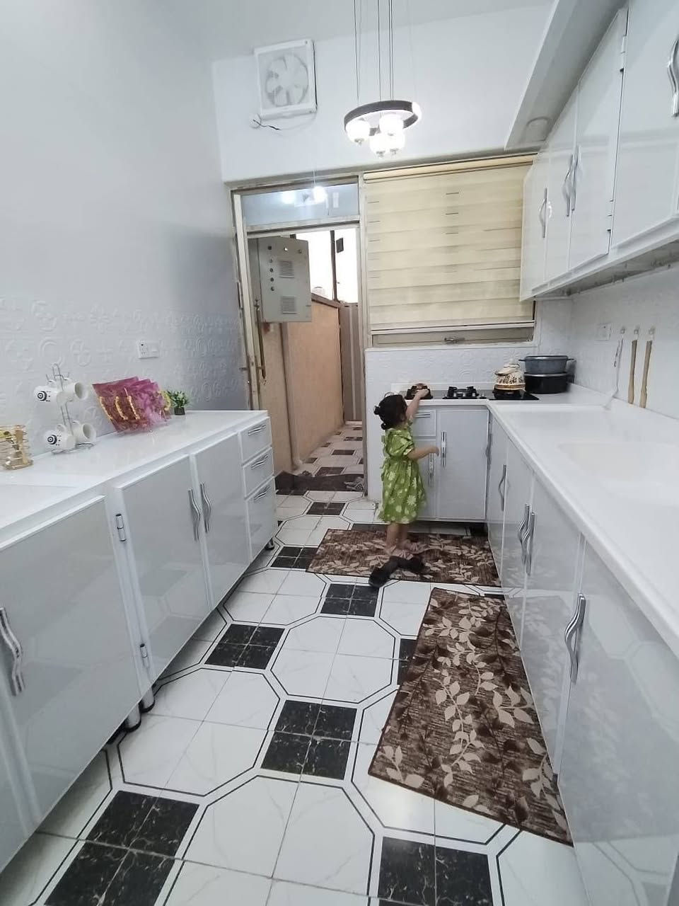 بيع مستعجل
بيت طابقين مساحة 125
وجه 6وربع ونزال 20متر 
بناء حديث طابوق الطابق الارضي والطابق الثاني بلوك 
يحتوي على غرفتين 
حمام عدد 2صاله وستقبال ومطبخ ومنور وصحيات خارجيه 

العنوان حي الأسرى شارع حسنية ام الحسن 
 للتواصل :***********
