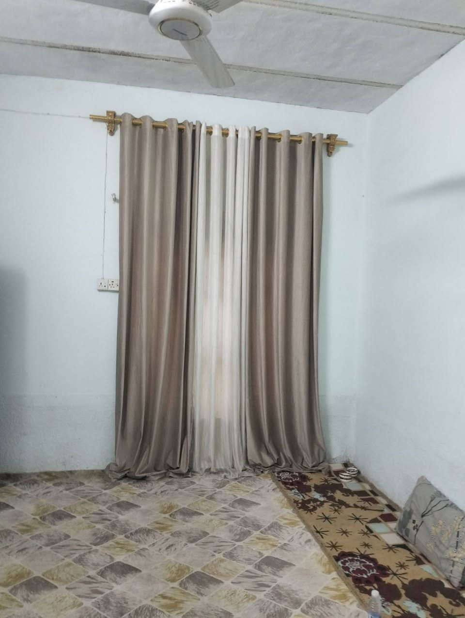 بيت للبيع خلف مجمع سدرة المنتهى ناحية الفضلية..مساحته 100 متر .قريب للشارع العام..بيه معاملة تطويب...غرفتين ومطبخ وصحيات وصالة وديوانية..بيه مؤجر حاليا... مستعجلين على البيع


**إذا كنت صاحب هذا الإعلان وتريد حذفه لأي سبب، رجاءا أرسل رسالة إلى الدعم الفني**