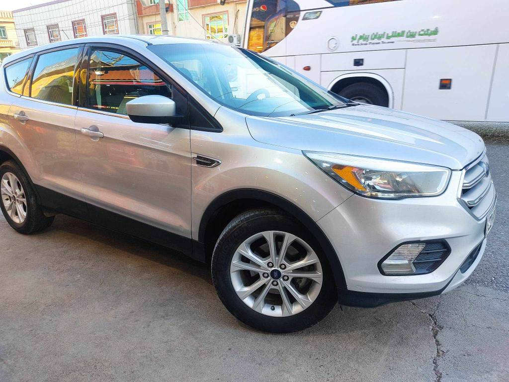 Ford escape 2017
نیو سندوق بۆیاغە 
دوو دەرگای کلێرە
93 هەزار مایل ڕۆیشتیە
گێرو مەکینە بەشەرت
سەنەوی بەسەرچوە
چەند دنکە تەزرەکی زۆر وردی هەیە بەس لەسەقف 
نرخی 96 کەمێک مجال
*********** مرغصور, أربيل
