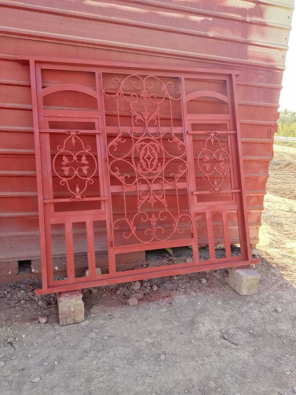 السلام عليكم شبابيك عدد٥/اربعه ٢في٢ واحدمترفي مترين شغل ثقيل جددمامشدودات 
السعرالواحد٣٢٥الف اكررسعرالواحد العنوان بغدادالمدئن ***********
