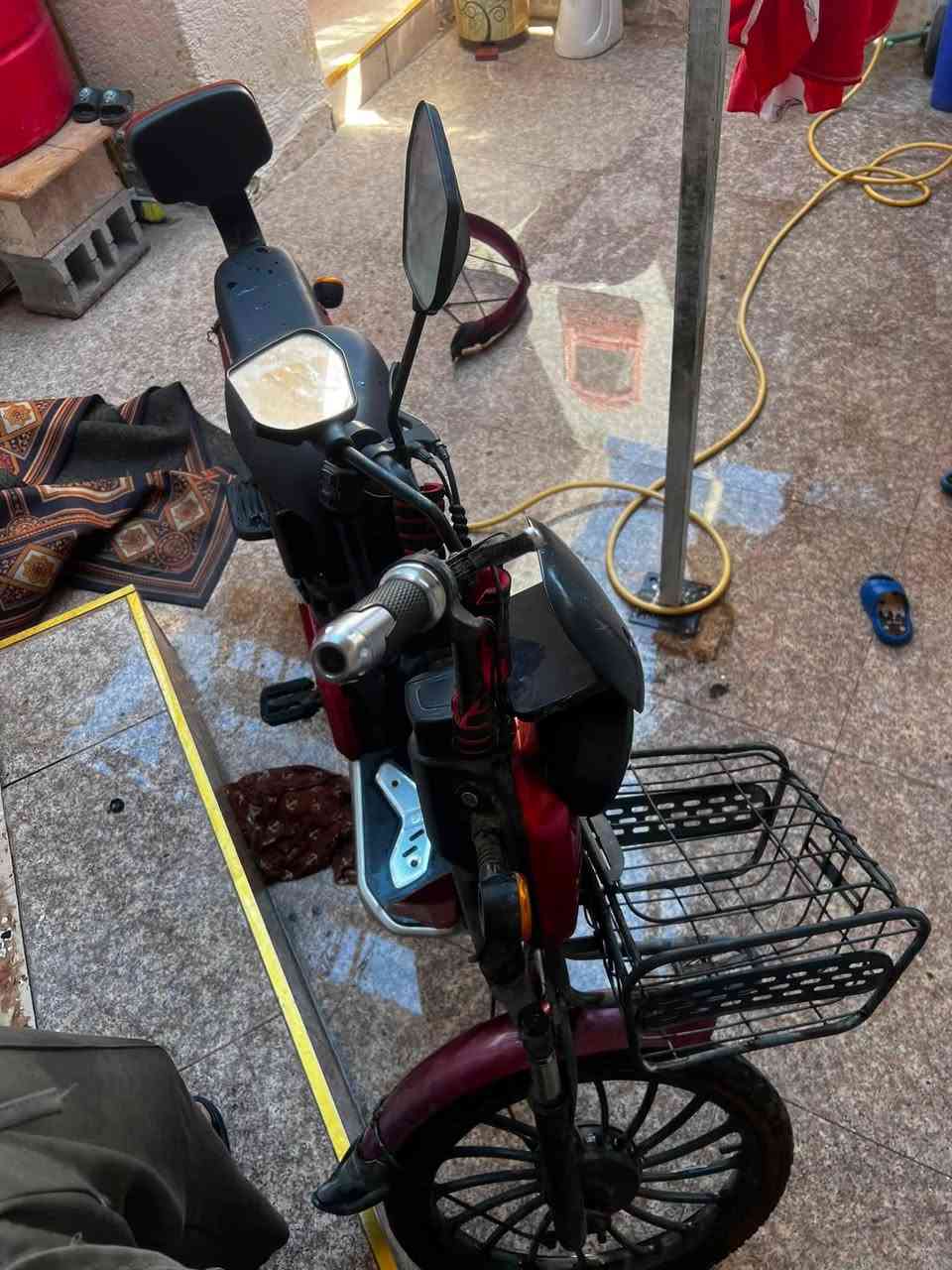 الدراجة نظيفة ومحافظ عليها، وكنت أستخدمها يومياً وما بيها أي مشكلة، بس تركتها فترة طويلة مركونة.
مواصفاتها كاملة:
 بصمة وسويج تشغيل.
 إشارات (أشاير) أمامية وخلفية.
 نشّارة جانبية (أضواء للزينة).
 قفل تاير + قفل كشن.
 الشاحنة الأصلية موجودة.
ملاحظة للأمانة: بسبب الركون لفترة طويلة، الدراجة تحتاج تبديل "تيوب" للتاير الخلفي، والبطاريات محتاجة شحن أو تبديل.
السعر: 125,000 دينار (قفل لا مجال للتفاوض).
للمشتري الجاد اللي يريد يشتري ويستفاد، يتفضل يراسلني أو يتصل على الرقم: ***********
المكان: البصرة حي مهندسين ساحة الرمل يم صيدلية جذع النخله
