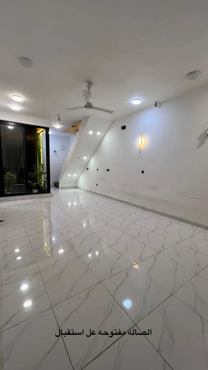 🏠 بيت حديث للبيع في كربلاء - طابقين بمساحة 100 متر ✨
📍 الموقع: كربلاء المقدسة - طريق الحر - حي الزيتون (قرب مدينة ألعاب نوارس كربلاء). المنطقة سكنية، مرتبة جداً، ويمتاز البيت بموقع مميز  من الخدمات.
📐 المواصفات العامة للبيت:
 المساحة الكلية: 100 متر.
 سنة البناء: بناء حديث عام 2025.
 عدد الطوابق: طابقين.
 الشارع: يقع البيت على شارع مبلط وعريض (بعرض 8 متر

⚡ الخدمات المتوفرة:
 [ماء، كهرباء وطنية متوفرة، مجاري، إنترنت] - المنطقة مخدومة بالكامل وقريبة من الأسواق والمدارس.
📜  سند بستنة.
📞 للتواصل والاستفسار والمعاينة:
 آسيا سيل: ***********
 زين عراق: ***********
 أو المراسلة مباشرة عبر الخاص.).

