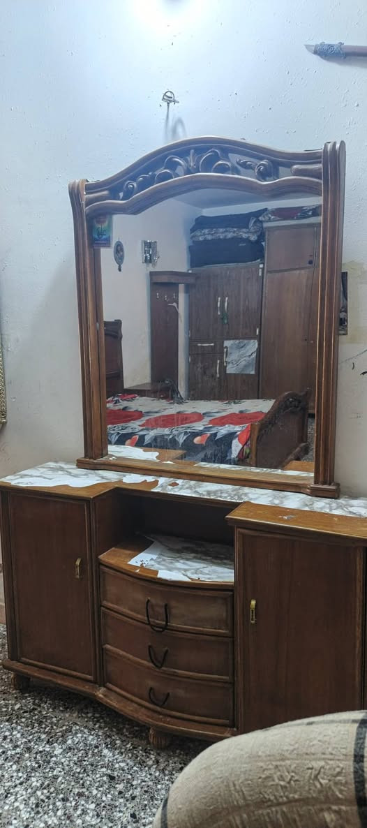 سلام عليكم غرفه خشب صاج نجاره اصلي  للبيع جاهزه حلوه مرتبه وياها كنتور ست ابواب وبي ملاحضات بسيطه سعرها 540 وبيها مجال عنواني ابودشير ***********

