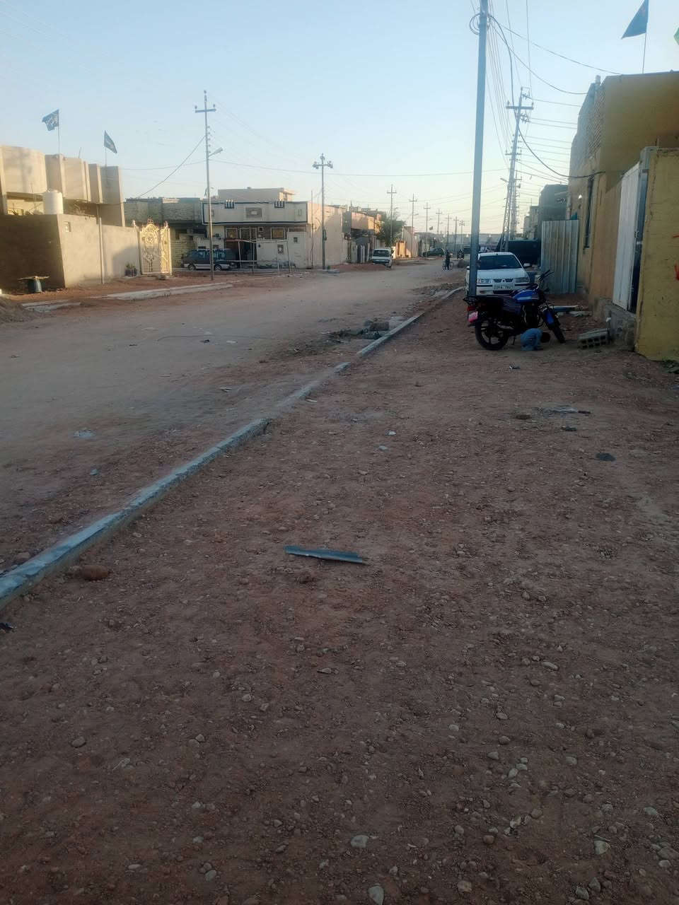 السلام عليكم قطعه للبيع مساحه 100 متره على شارع 20 كافه الخدمات مي مجاري كهرباء تبليط و جاي يشتغلون بيهن بالامن الداخلي شارع الضغط مدارس بصفا بيها رباط وبيها اجازه بناء ***********
