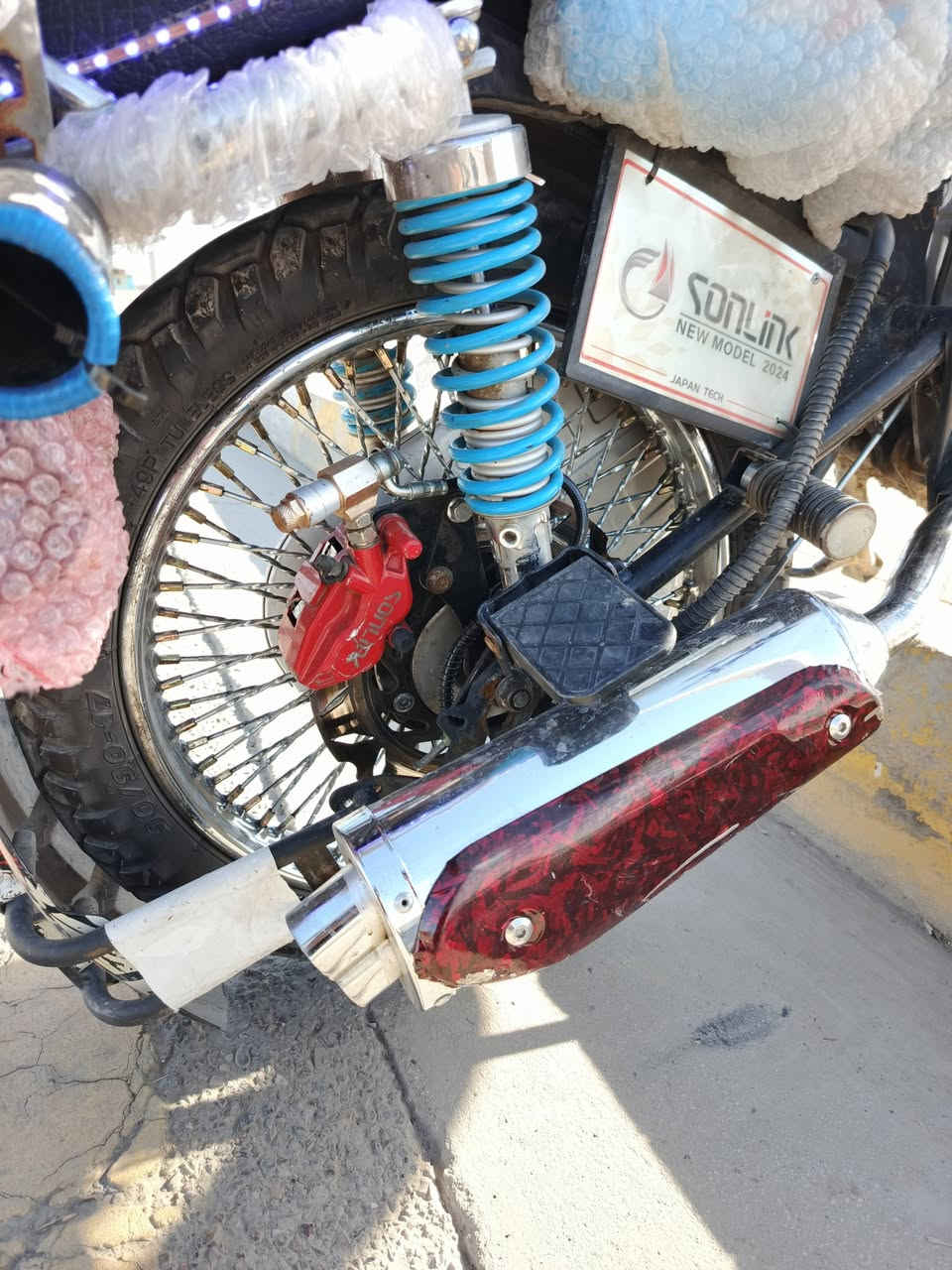 يالله
دراجه تايكر موديل ٢٤ 

دراجه حرفيا جديده ومزوده ومتعوب عليهة ربع متحط عليهة 
تزويدات كدامك 
🛑دبل دسك دسك خلفي ودسك امامي يعني بريك خلفي دسك مو بنز وحده ب ١٢٠ تزويد يجي 
باقي تزويدات موضحه كدامكم ع نشرات وجمبزه 
🛑سعره ٨٧٥ او مراوس 
موقع رمادي تاميم 
رقم واتساب ***********
