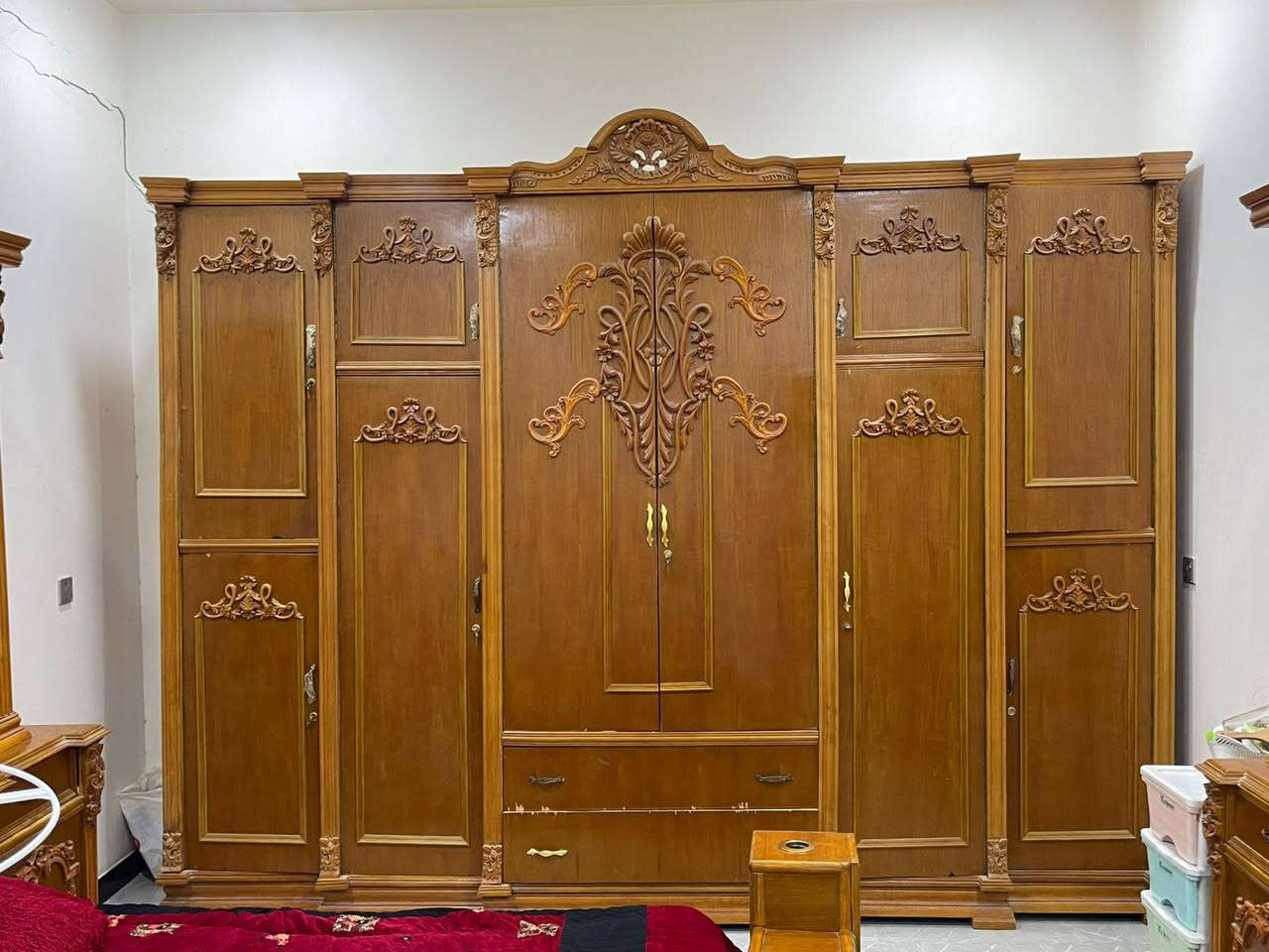 غرفة اخشاب خشب عراقي ثقيل نظيفة بنسبة %90 نجارة بغداد سعرها مليون ونص وبيها مجال للإستفسار الاتصال بالرقم ***********
