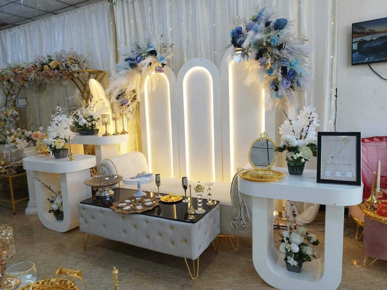 عندي مشروع كامل 4 كوشات 2 خشب و 2 حديد دائري معاهن 3 شازلونات و 2 ميز مهر و8 طبلات جانبية وورد كمية كبير وقماش  كمية كبيرة 
مكاني الانبار القائم  موجود توصيل 
السعر  وصلن مليون 
واني رايدهن بمليون و300 وبيهن مجال 
ذني صورهن بترتيب ومن دون ترتيب
البيع شلع سبب البيع مكاني صغير وعندي غيرهن
***********
