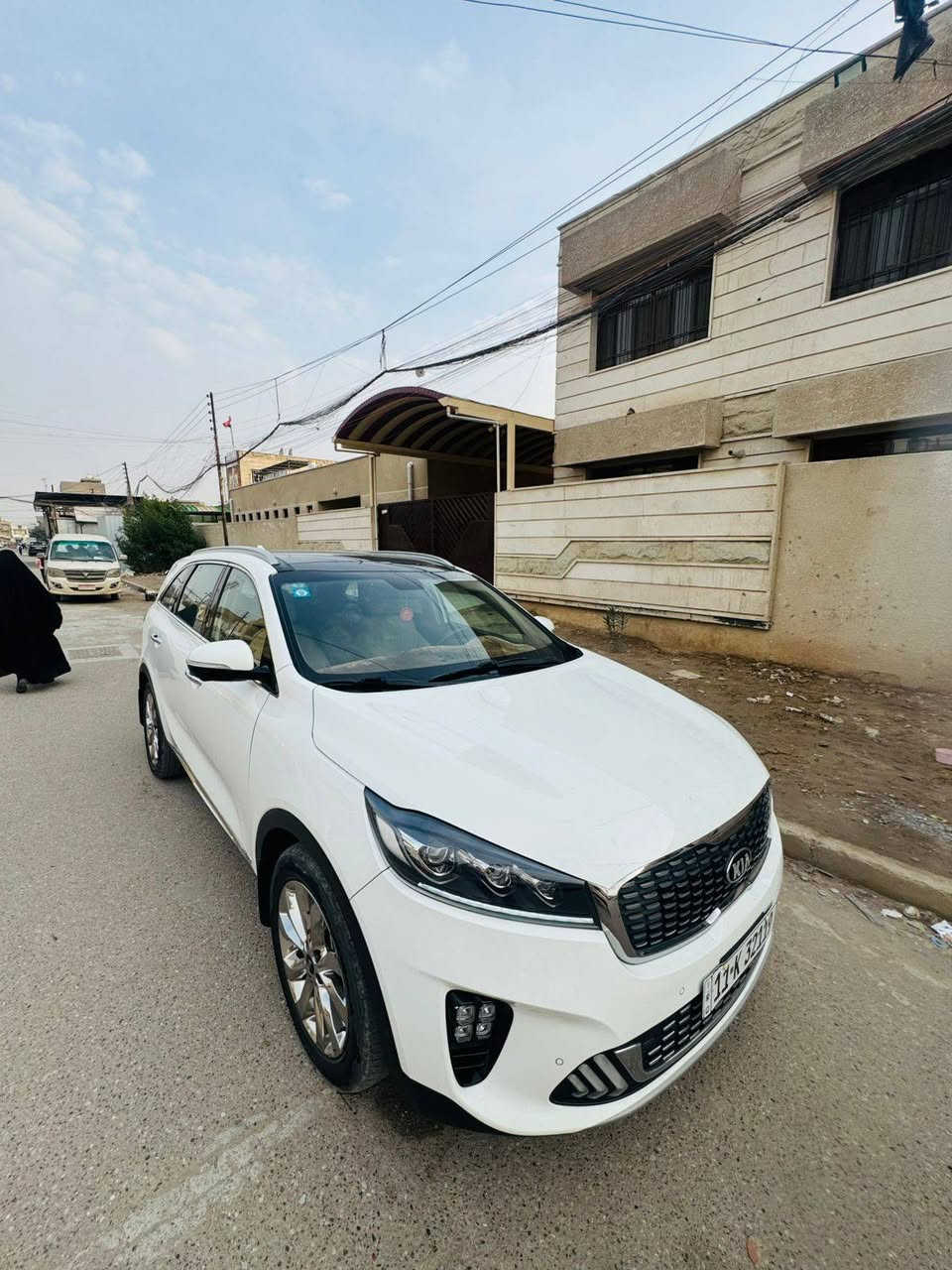 سلام عليكم 
سورنتو خليجي موديل 2019 ستة سلندر فول مواصفات ١/١ ماشية 100 الف سيارة جاهزة للاخير مكينة كير ما مفتوحات تبريد ثلج تخم تاير سيارة بيها بارد بسيط بالجاملغ الأمامي صفحة الصدر 
المواصفات :- 
خمس كامرات 
بصمة 
بنوراما 
فورويل
شحن وايرلس 
باب الصندوق كهرباء 
الكشنات الأمامي تدفئة/ تبريد 
الكشنات الأمامي كهرباء 
ثلاث قطع تبريد
سبعة راكب
سايد بريك دكمة 
بردات خلفية 
حساسات امامي خلفي
اوتوهولد 
صعود منحدرات 
مانع تزحلق 
كروز سرعة
مري شفط 
شاشة كبيرة (جي بي إس ) 
أربعة انضمة قيادة
اشاير بالمري 
ويل عالي كروم 
السيارة بعد بيها هواية مواصفات 

السيارة رقمها بغداد 
العوان :- بغداد 
السعر :- 265 ورقة 
الاستفسار :- *********** بغداد, العراق
