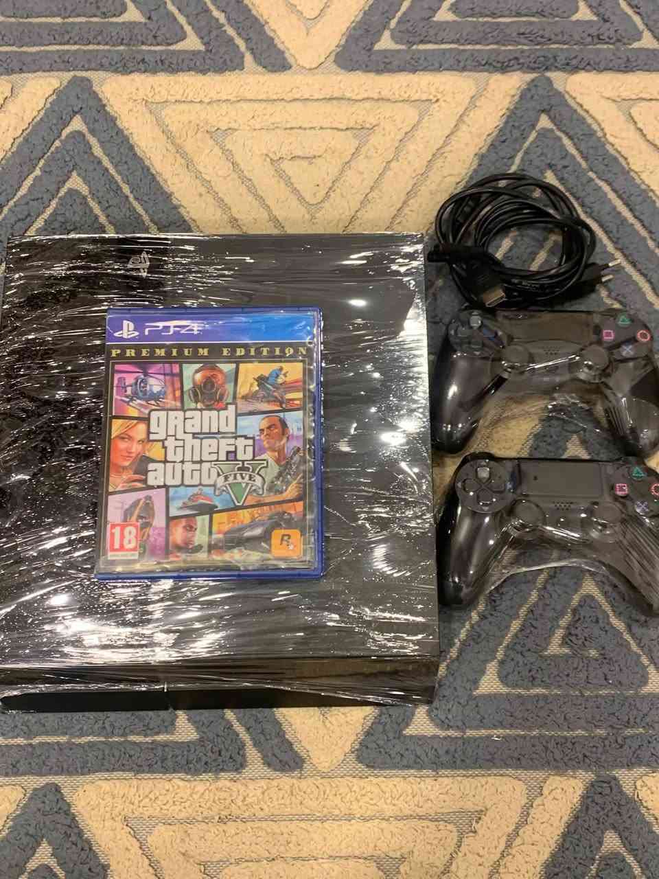بلي ستيشن فور فات نضيف يدات2 أصليات جدد  قرص واحد gtav لبلي منضف فقط سابقا مهكر وراح تهكير بلغلط بلي جديد كلشي مابي يدات جدد السعر 240 وبي مجال مكاني بصره ياسين خريبط هاذ رقمي ***********
