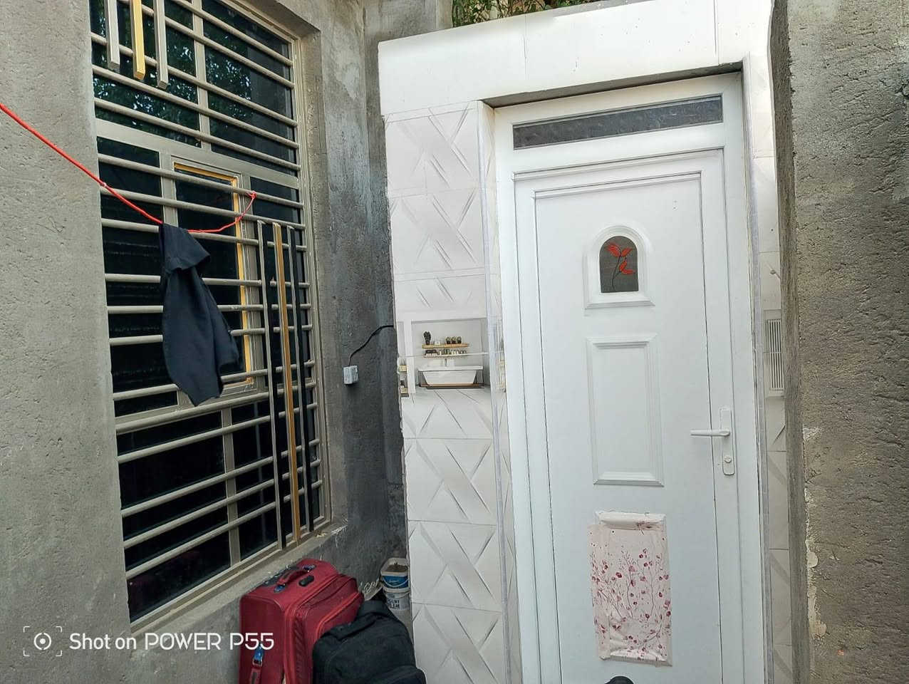 السلام عليكم بيت للبيع مساحه 100 متر يحتوي على غرفة وعلى صاله منفتحه مع المطبخ واستقبال صحيات خارجيه وداخلية الموقع :زين القوس شارع سيد يعقوب قبل نهاية الشارع بناء حديث  ***********
