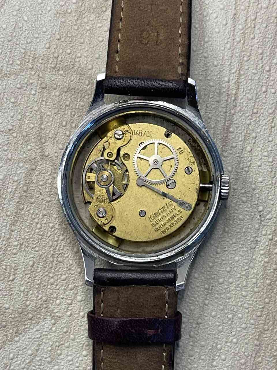 ⌚ ساعة ڤينتج أصلية من Kienzle⁠� الألمانية
• صناعة ألمانية أصلية
• حركة ميكانيكية يدوية (Manual Wind)
• قطر الساعة : 32.5
• مكتوب على الماكينة: 17 Jewels
• خاصية مقاومة المغناطيسية (Antimagnetic)
• تصميم كلاسيكي أنيق مع أرقام ذهبية وسوار جلدي
• يرجّح أن تاريخ صناعتها بين الخمسينات والستينات
ساعة مميزة لعشاق الساعات الكلاسيكية والقطع النادرة، تجمع بين البساطة والفخامة بروح الزمن الجميل ✨


**إذا كنت صاحب هذا الإعلان وتريد حذفه لأي سبب، رجاءا أرسل رسالة إلى الدعم الفني**