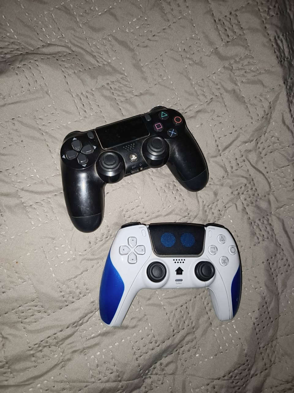 بلايستيشن4 برو
نضافة فول
 وية لعبتين ريد ديد ريدمبشن2 و GTA5 
مع 2جويستك وكيبلات الشحن السعر كامل (200 قفل) بيع مستعجل رقم التواصل..... ***********

