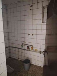 شقة للايجار ارضيه معزوله عن البنايه مصبوغه جديد  غرفتين وصاله مع ملحقا...