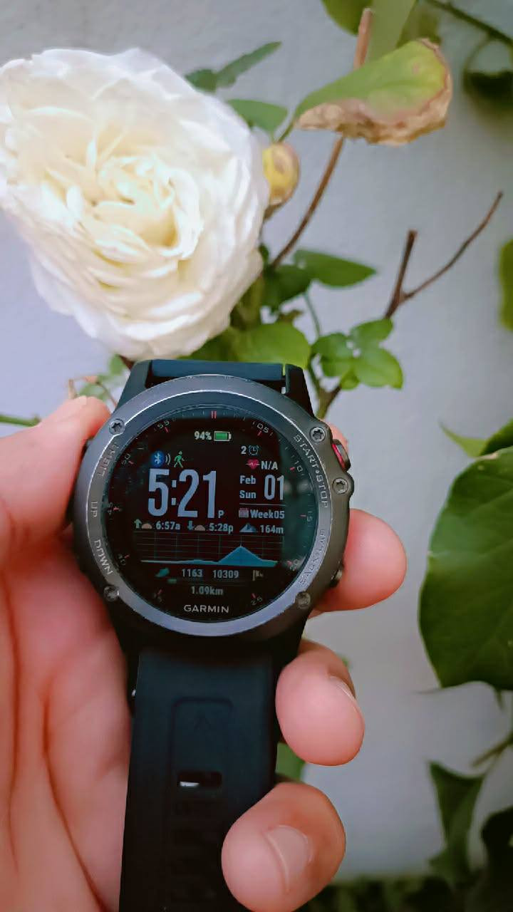 ساعة Garmin Fenix 3 Sapphire هي ساعة رياضية متقدمة ومتعددة الاستخدامات مزودة بنظام تحديد المواقع العالمي (GPS) مصممة خصيصاً لعشاق المغامرات الخارجية والرياضيين. يتميز طراز Sapphire بعدسة كريستال ياقوتي شديدة المتانة ومقاومة للخدش..
الميزات والمواصفات

تصميم متين: تتميز بهيكل مقوى من الألياف الزجاجية وإطار وأزرار من الفولاذ المقاوم للصدأ المطلي بتقنية PVD لمزيد من المتانة.

عدسة الياقوت: تحتوي على عدسة ياقوتية مقببة عالية القوة ومقاومة للغاية للخدوش، مما يجعلها مثالية للاستخدام في الظروف القاسية.

نظام تحديد المواقع (GPS) و GLONASS: تتضمن هوائي EXO™ متعدد الاتجاهات من الفولاذ المقاوم للصدأ يدعم كلاً من GPS و GLONASS لتوفير تتبع موقع دقيق وموثوق به في مختلف البيئات.

مقاومة للماء: مصنفة لمقاومة الماء حتى عمق 100 متر، مما يجعلها مناسبة للسباحة والأنشطة المائية الأخرى.

عمر البطارية: توفر عمر بطارية طويل يصل إلى 20 ساعة في وضع GPS، وما يصل إلى 6 أسابيع في وضع الساعة العادي (يختلف بناءً على الإعدادات والميزات المستخدمة).

شاشة Chroma ملونة: شاشة ملونة عالية الدقة مقاس 1.2 بوصة يمكن رؤيتها بوضوح في ضوء الشمس المباشر، مع إضاءة خلفية LED.

ميزات رياضية شاملة: تدعم مجموعة واسعة من الرياضات، بما في ذلك الجري وركوب الدراجات والسباحة والمشي لمسافات طويلة والتزلج والتجديف وغيرها الكثير.

ملاحة خارجية: تتيح لك إنشاء المسارات وتتبعها، وحفظ ما يصل إلى 1000 موقع للانتقال إليها، بالإضافة إلى وجود مقياس ارتفاع (altimeter) وبارومتر (barometer) وبوصلة إلكترونية.

اتصال ذكي: تدعم الاتصال اللاسلكي عبر Wi-Fi و Bluetooth، مما يتيح مزامنة البيانات تلقائياً مع Garmin Connect وتلقي الإشعارات الذكية من هاتفك. 

نظافته 99 لوك مع الشاحنه
السعر 125 مع التوصيل قطره 51 بطاريه كلش راقي


**إذا كنت صاحب هذا الإعلان وتريد حذفه لأي سبب، رجاءا أرسل رسالة إلى الدعم الفني**