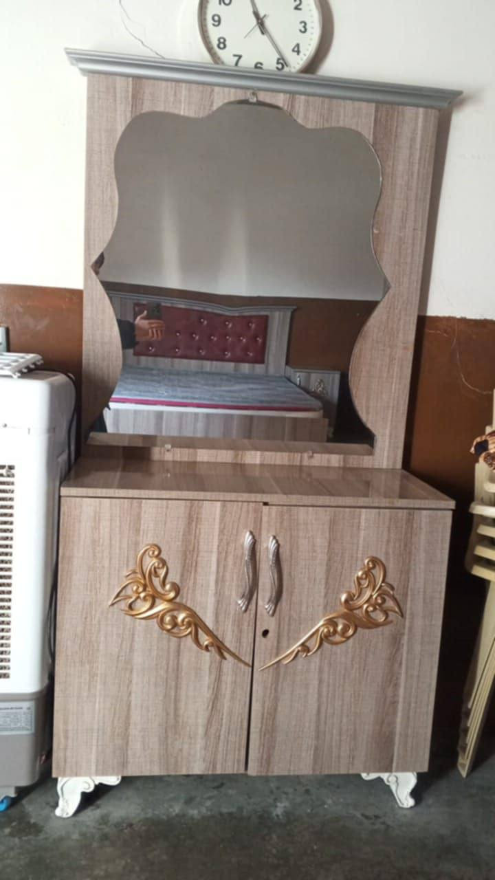 غرفه تركي نظيفه ومرتبه فتره قصيره جدا من مشترينه سعر 750 وبيه مجال حك الجيه العنوان الحاج علي ***********
