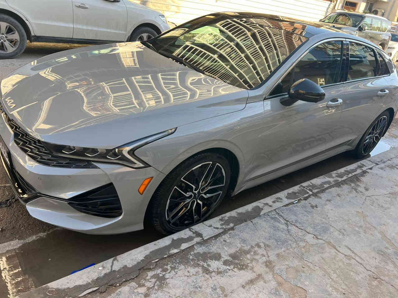 السلام عليكم 
كي فايف (2022) امريكي ضررها جاملغ حلفي صور الحادث موجوده بالنشر فئتها (gt) رقم بغداد باسمي              السياره مغلفه(PPF)
فول مواصفات.                بالكامل 
بصمه ابواب 
بصمه تشغيل 
تشغيل عن بعد 
بانوراما
شاشه الحجم الكبير 
كشنات جلد 
كشنات كهرباء
تبريد شاشه 
قطعتين تبريد 
وضعيات قياده 
سايد بريك كهربائي 
ومواصفات الكي فايف معروفه السياره جديده بمعنى الكلمه 
العنوان /بغداد 
السعر//230 ورقه وبيها مجال
للاتصال//***********
