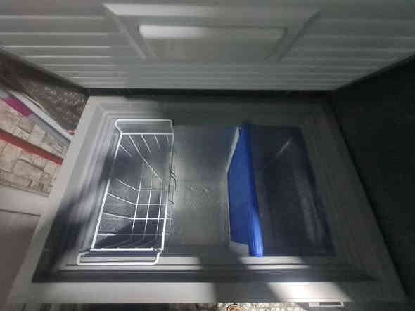 مجمدة صغيرة الحجم دنكا باب اول بسعر ١٠٠ الف تجميد ممتاز ونظيفة جدا بدون تصليح فقط بيها هذا العيب البسيط  المبين من الاسفل بالصورة  لمن يرغب بالشراء المراسلة على الخاص او الاتصال على الرقم *********** بغداد
