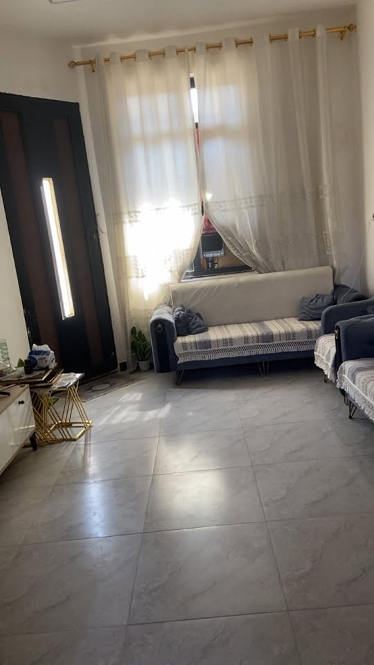 دار للبيع في المنطقة النموذجية بيت بنيه طابو زراعي اول فرع  تسلسل ثاني بيت دار مساحة 100،5متر نزال15 واجهه 7 بناء حديث 2025 دار طابقين يحتوي على طرمه ومطبخ حار وبارد واستقبال وحولي وغرفة نوم وصحياة ومطبخ خارجي في الطابق الاول الطابق لثاني يحتوي على ثلاث غرف وحولي ومطبخ معزول وبيتونه وسطح الدار مجهز من دكت مبردات داخلي ومنضومة انترت وكامرات علما ان الدار جديد وسكن اقل من سنه وبي قرار محكمه سند 25 ملك خاص للاستفسار والتواصل على الرقم*********** واتساب فقط 
……رجاء رجاء الي مو جاد بالشراء بدوان احراج
