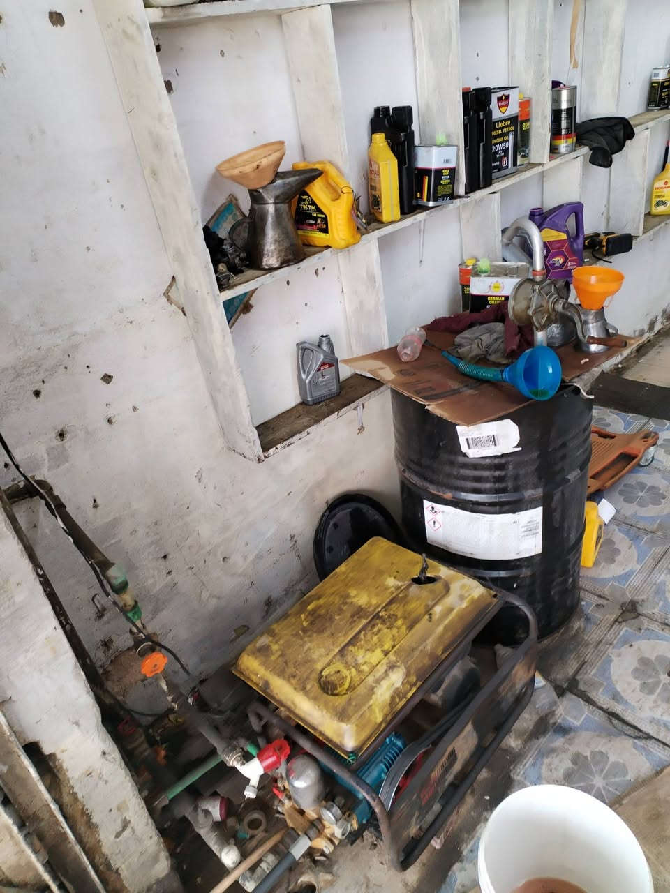 محل دهن مع غسل سيارات للبيع حي الوحده مقابيل مستشفى الحميات***********
