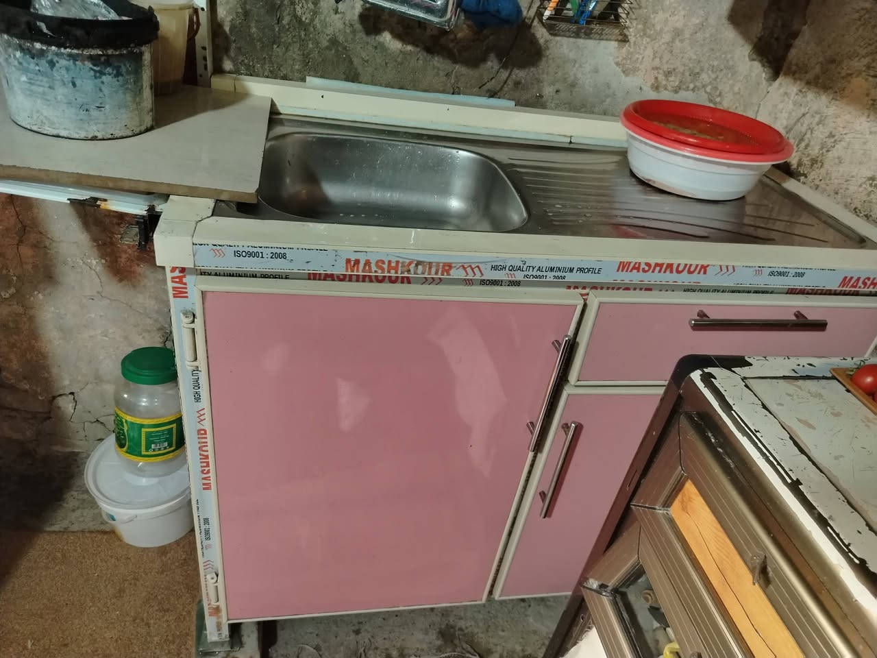 كاونتر نضيف استعمال قليل حجمه المرمرايه متر ونص والباقي مترتين السعر : 350 الف المكان بغداد حي العامل الرقم ***********
