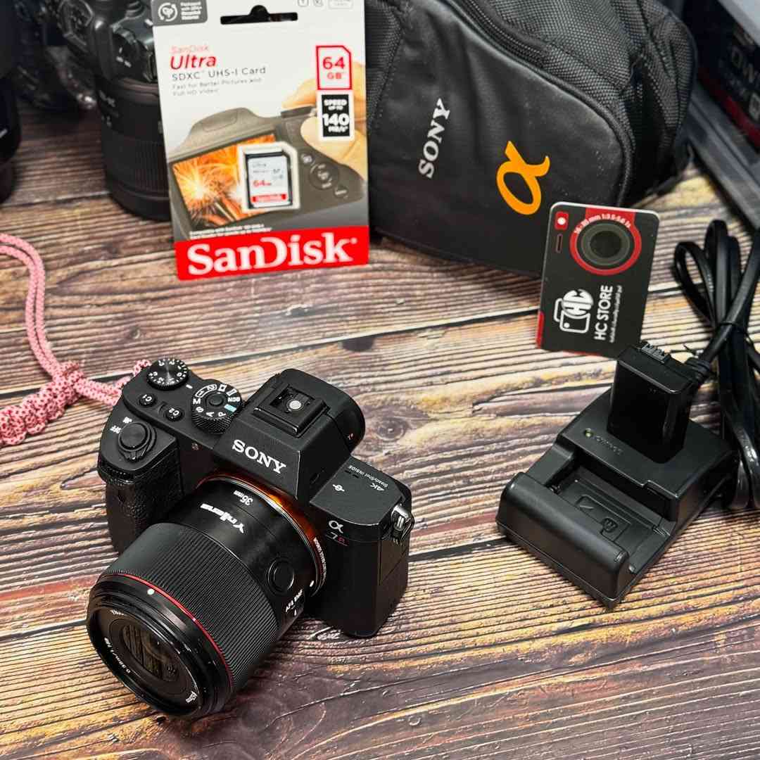 📸 Sony A7R II + عدسة 35mm F2
• كامرة سوني ألفا 7R مارك 2 مع عدسة 35mm فتحة F2
• ⁠مع عدسه 28-70
• كامرة فل فريم Full Frame بدقة عالية 42.4MP 🔥
• شتر فقط 2K يعني شبه جديدة ✅
• نظام فوكس سريع مع 5-Axis Stabilization لتثبيت الصورة
• تصوير فيديو 4K UHD بجودة ممتازة 🎥

🔹 العدسة 35mm F2:
• فتحة واسعة F2 تعطيك عزل و بوكيه جميل جداً
• مناسبة للبورتريه، التصوير اليومي، السفر و الشارع
• أداء عالي حتى بالإضاءة الضعيفة 🌙

📦 الملحقات:
– جنطة أصلية
– شاحنة
– حزام و بطارية بلادي
–

🚚 توصيل متوفر

للاستفسار أو الحجز يرجى المراسلة عالخاص وتساب***********سبب البيع لدي مريض
