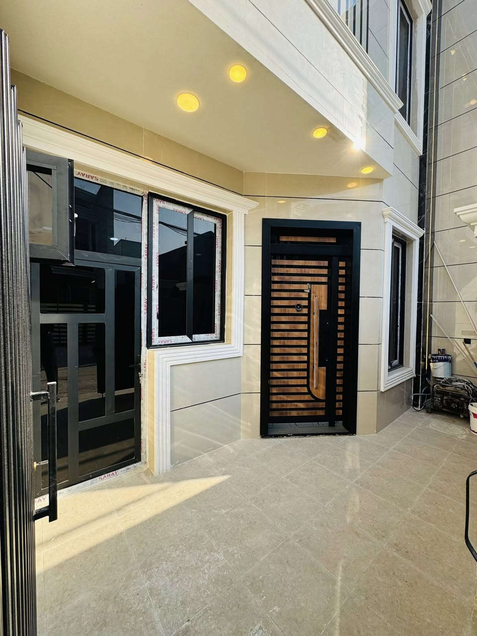 #السلام عليكم 
🏠#دار_للبيع   100متر واجهيه 6،25متر نزال 16متر
 بناء طابقين حديث 
يحتوي البيت. ع[3غرف نوم -استقبال -صحيات عدد 2- صالة- ومطبخ] البيت شغل درجة اولى 
مع كامل الخدمات
🔴ملاحضه البيت جاهز للسكن 🔑
⬅️نوع العقار  طابو زراعي سند 25 اقرار محكمه 
⬅️العنوان #بغداد_الدوره_البوعيثه   
مجمع الأمل 
🔴للاستفسار  خاص او الاتصال ع الرقم 

 ☎️***********
☎️***********
